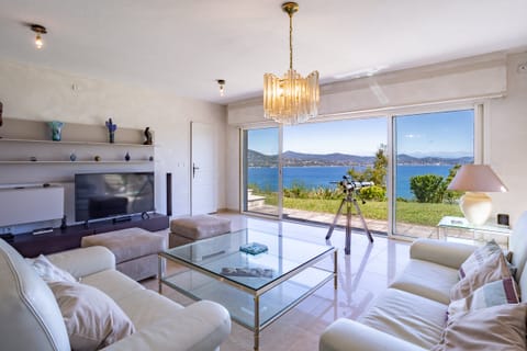 Cerise Line Apartment in Gassin