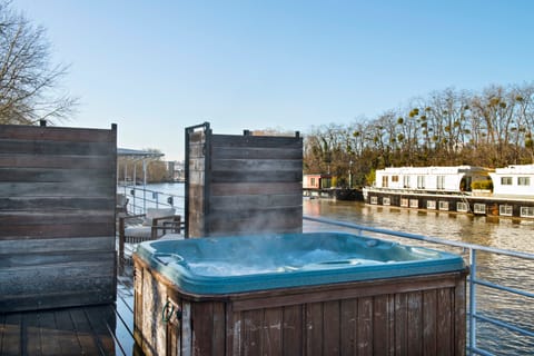 The Pink Peony Apartment in Suresnes