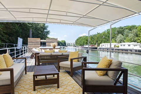 The Pink Peony Apartment in Suresnes