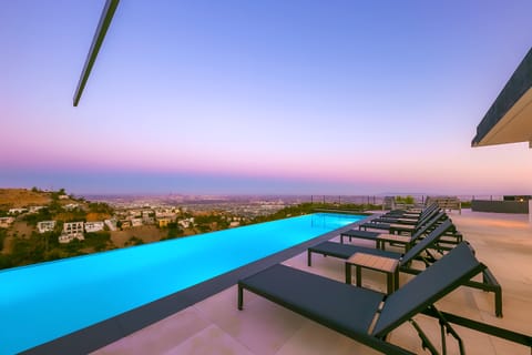 The Hollywood Run Apartment in Beverly Hills