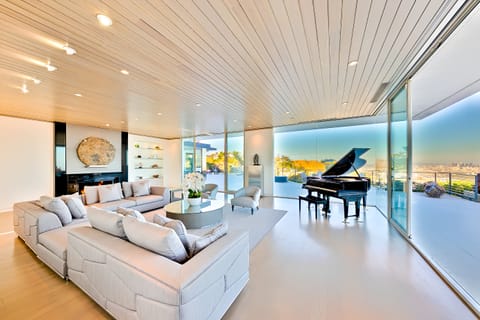 The Hollywood Run Apartment in Beverly Hills