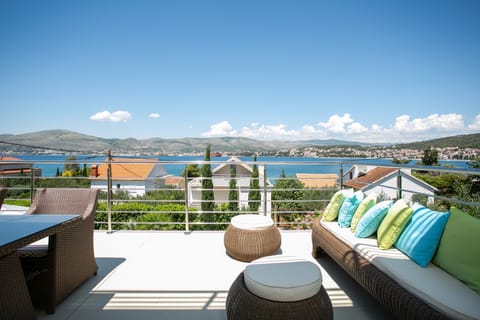 The Mountain Fruit Villa in Okrug Gornji