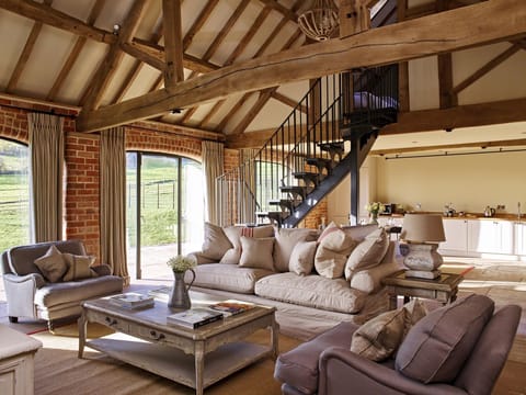 Around The Paddock Villa in Malvern Hills District