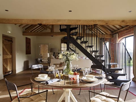 Around The Paddock Villa in Malvern Hills District