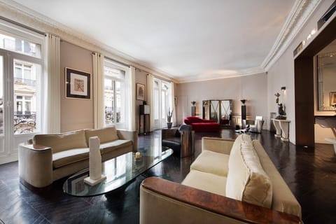 Le Contemporary Triangle D'Or Apartment in Paris