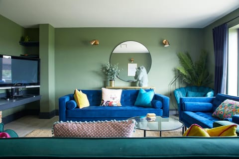 Sleepy Leopard House in West Oxfordshire District