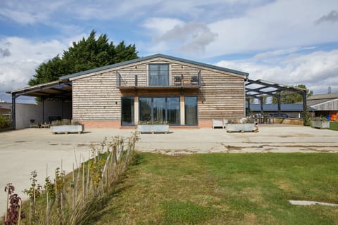 Sleepy Leopard House in West Oxfordshire District