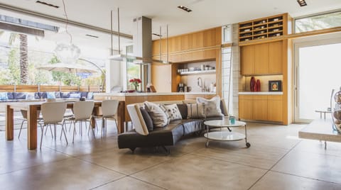 Retract and Recline Apartment in La Jolla Shores