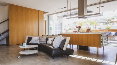 Retract and Recline Apartment in La Jolla Shores