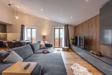 Agba Hardwood Apartment in Montriond