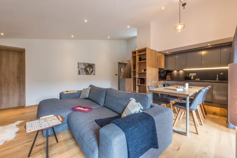 Agba Hardwood Apartment in Montriond