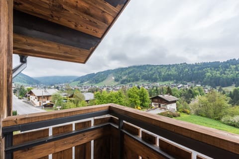 Agba Hardwood Apartment in Montriond