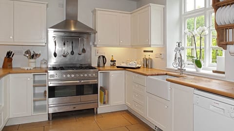 Needlework House in West Oxfordshire District