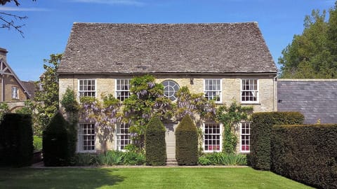 Oeil de Boeuf House in West Oxfordshire District