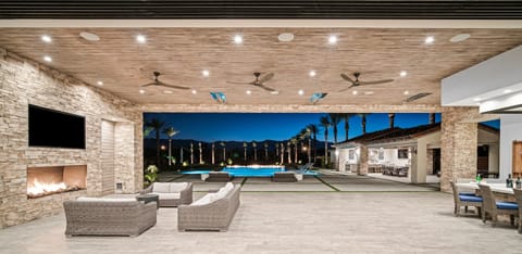 Jacuzzi Dream Apartment in Bermuda Dunes