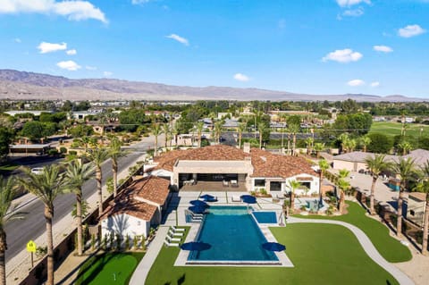 Jacuzzi Dream Apartment in Bermuda Dunes