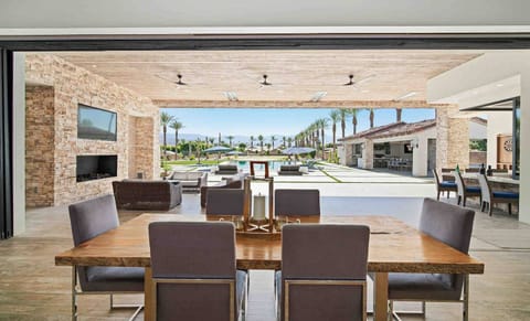 Jacuzzi Dream Apartment in Bermuda Dunes