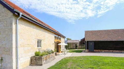 Wildflower Rose Apartment in West Oxfordshire District