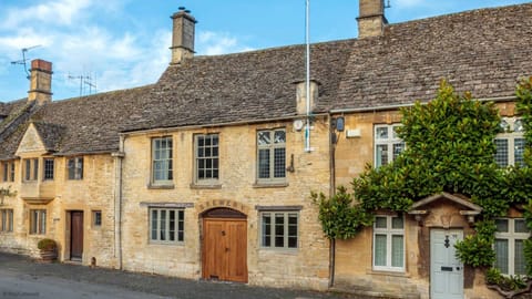 Barley & Hops Apartment in West Oxfordshire District