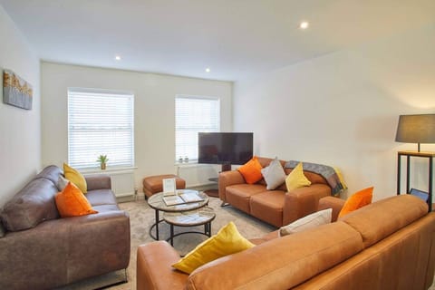 Bumblebee Jasper Apartment in England