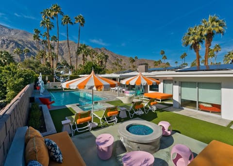 Warhol and Wine Apartment in Palm Springs