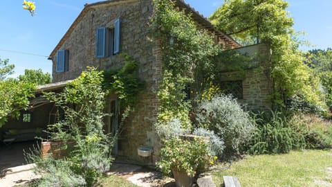 Terracotta & Stone Apartment in Umbria