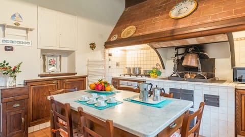 Flora Fortress Apartment in Umbria