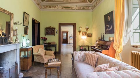 Evergreen Oleander Apartment in Umbria