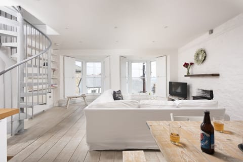 When the Cat's Away Apartment in Mousehole