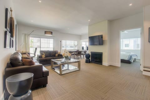 Sunshine People Apartment in Westwood