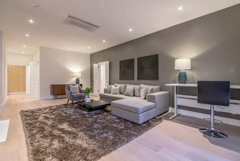 Rodeo Divine Apartment in Westwood