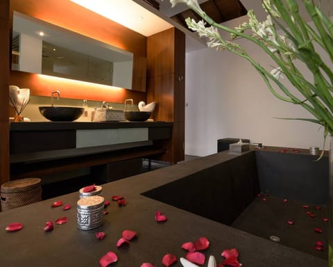 Serene Queen Apartment in Kediri