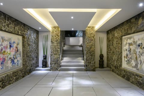 Serene Queen Apartment in Kediri