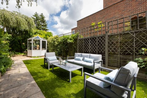 Champagne River House in Henley-on-Thames