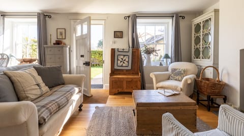 Build Me Up Buttercup Cabin in Bibury