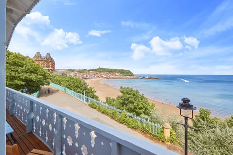 Chalet Charm Apartment in Scarborough