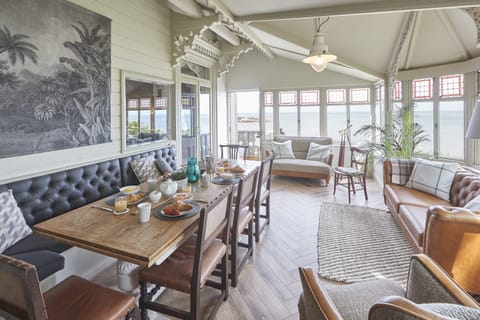 Chalet Charm Apartment in Scarborough