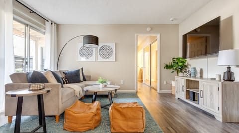 Woody Apartment in Tustin