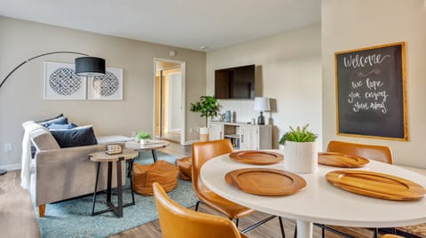 Woody Apartment in Tustin