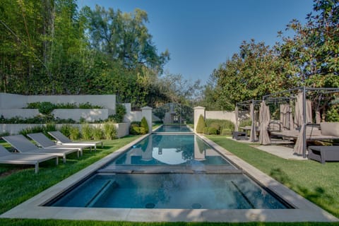 White Crest Apartment in Beverly Hills