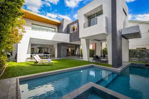 Hollywood Forever Apartment in West Hollywood