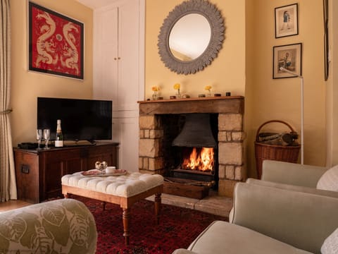 Ode to Alhambra Apartment in West Oxfordshire District