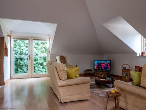Under Blue Skies Apartment in West Oxfordshire District