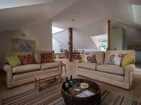 Under Blue Skies Apartment in West Oxfordshire District