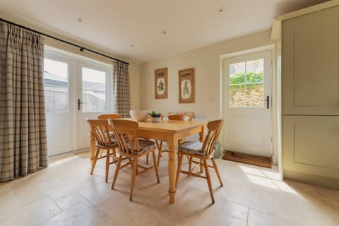 The Robins & The Roses Cabin in Stow-on-the-Wold