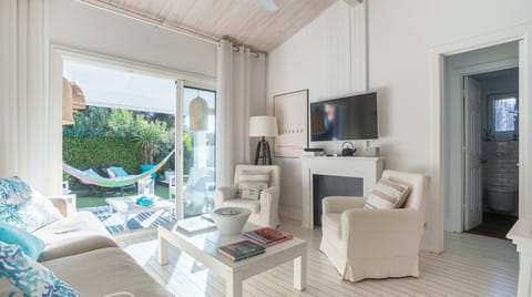 Driftwood & Rosé Cabin in Gassin