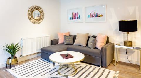 The Fascinator Apartment in Cheltenham