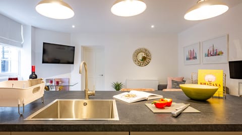 The Fascinator Apartment in Cheltenham