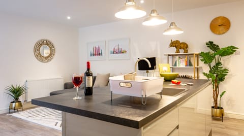 The Fascinator Apartment in Cheltenham