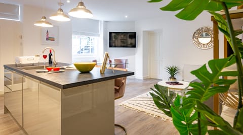 The Fascinator Apartment in Cheltenham